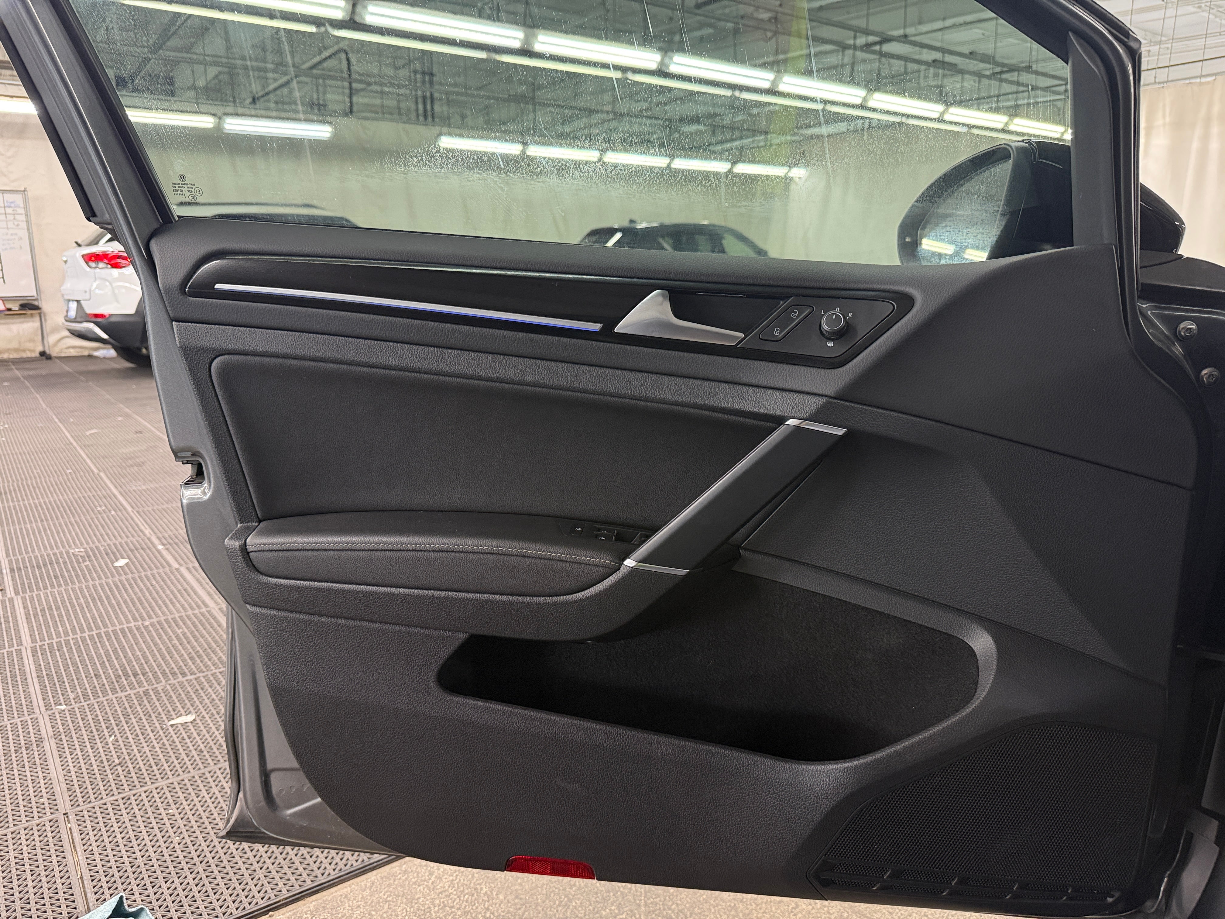 volkswagen golf r 2018 WVWWF7AU5JW162661 image volkswagen golf r 2018 WVWWF7AU5JW162661 image